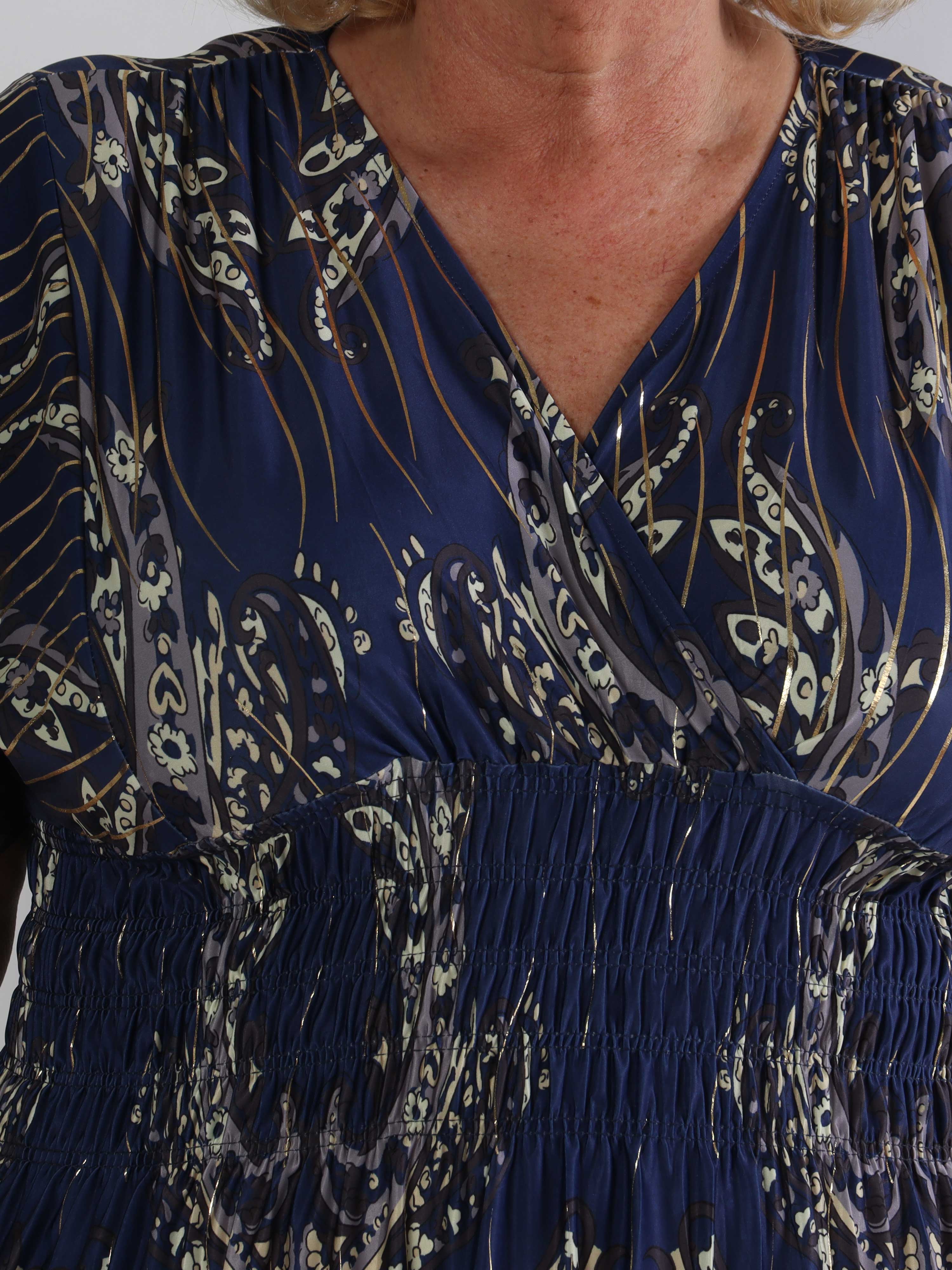 Pams Decor Short - Plus size kjole med fine mønstre og gyldne strejf